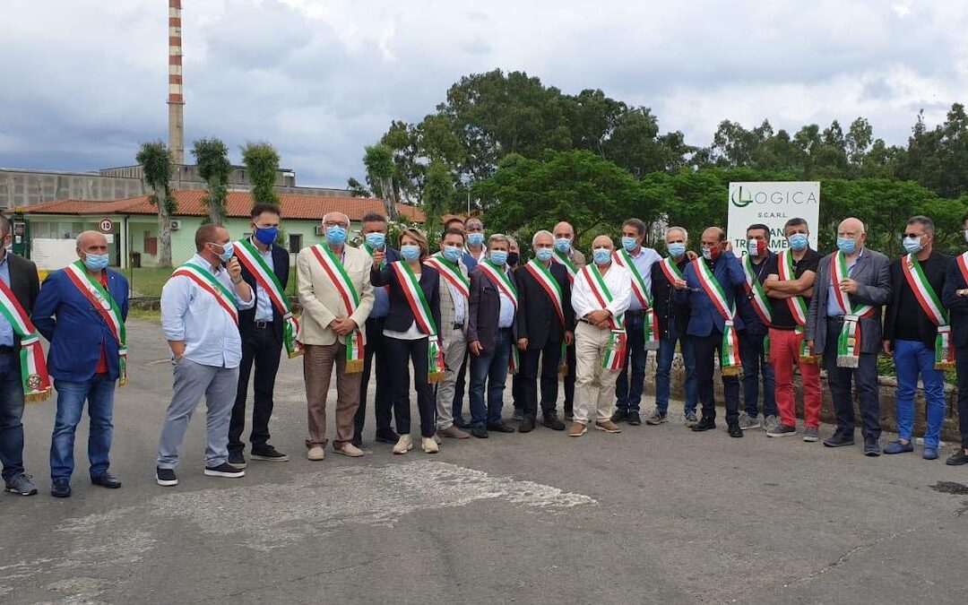 Emergenza rifiuti, protesta dei sindaci del Vibonese ai cancelli dell’impianto di San Pietro Lametino