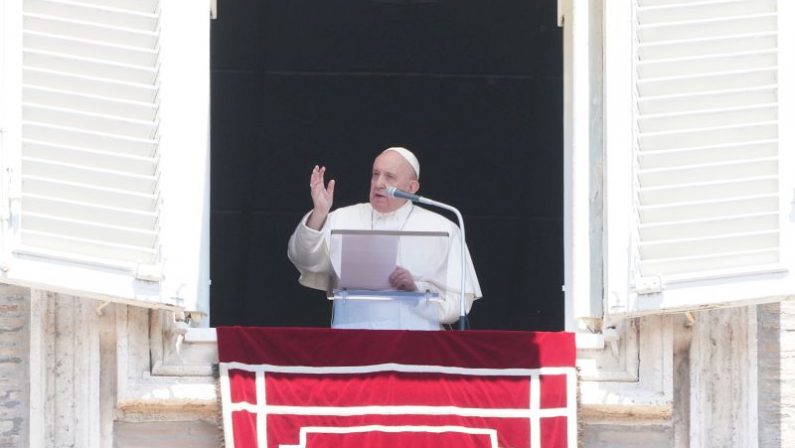 Papa Francesco: «La Croce non diventi monile o oggetto scaramantico»