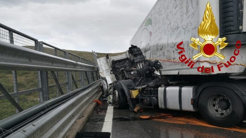 Autoarticolato perde il controllo in autostrada, ferito gravemente un uomo