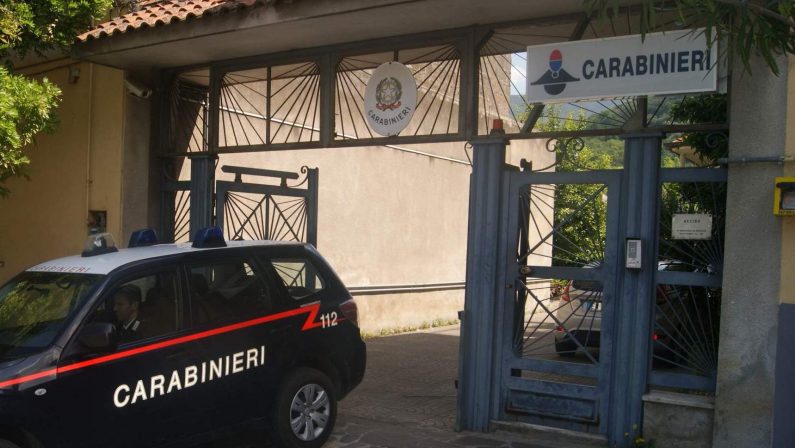 NOLA: Minaccia i genitori con un coltello per denaro. 33enne arrestato dai Carabinieri