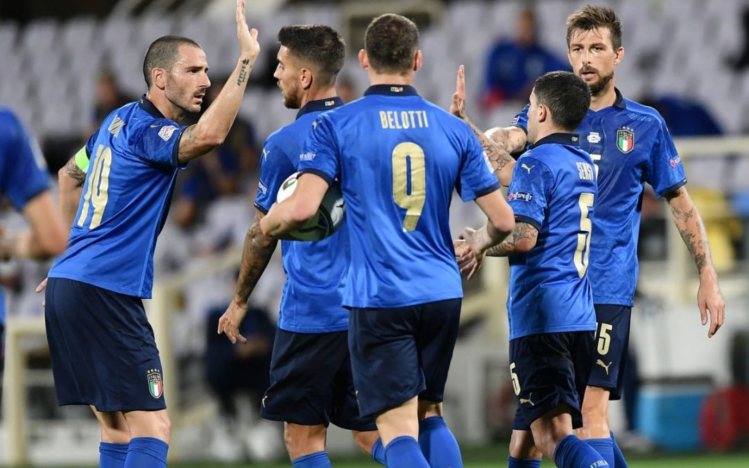 I calciatori azzurri festeggiano dopo il gol del pareggio