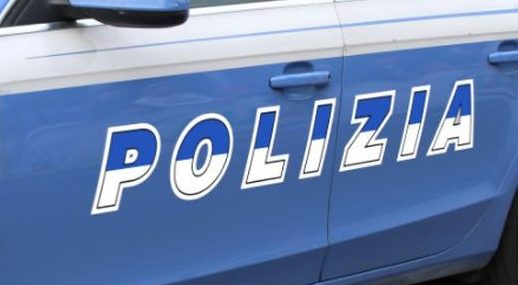 Brindisi, palpeggia e tenta di baciare una ragazza in lavanderia. Arrestato