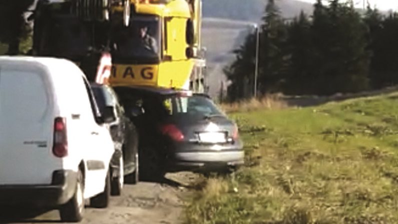 Mini eolico, ricomincia la battaglia, a Piani del Mattino auto bloccata per far passare una gru