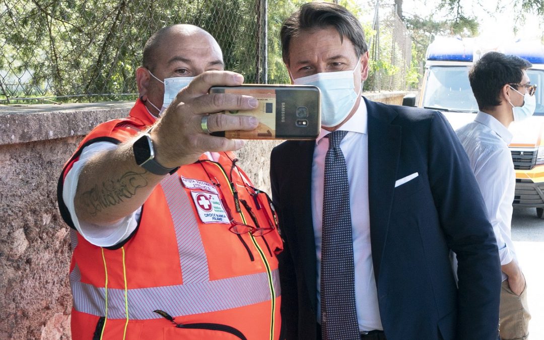 Il presidente del Consiglio Giuseppe Conte concede un selfie ricordo a Norcia