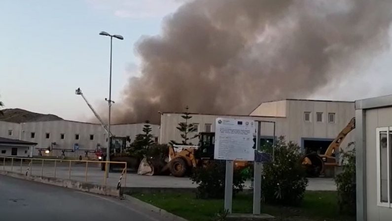 Siderno, esplosioni e fiamme all'impianto di trattamento dei rifiuti