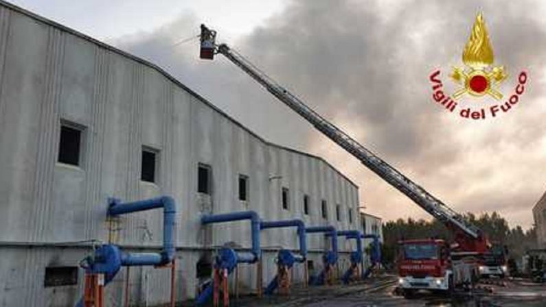 Scuole chiuse a Siderno  per l'incendio all'impianto di smaltimento rifiuti