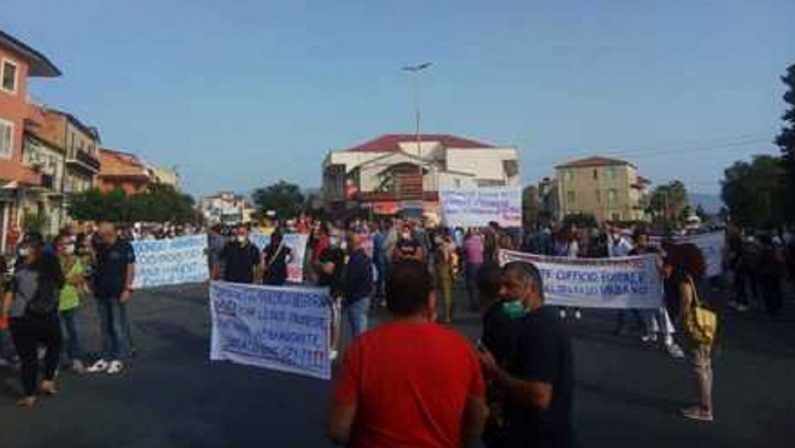 Scuola e poste chiuse, protesta dei cittadini nella frazione Cantinella di Corigliano Rossano