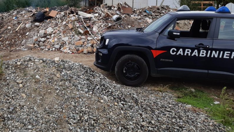 Sorpresi a bruciare rifiuti anche pericolosi, due arresti a Reggio Calabria