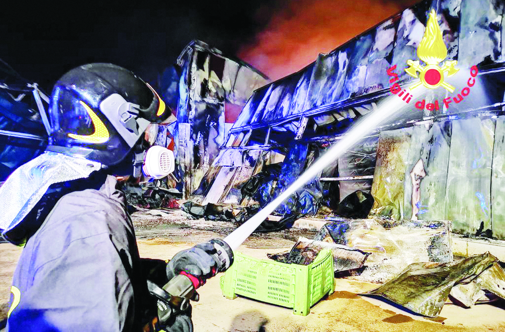 I vigili del fuoco intervenuti per domare l'incendio doloso che ha distrutto lo stabilimento di Palazzo San Gervasio