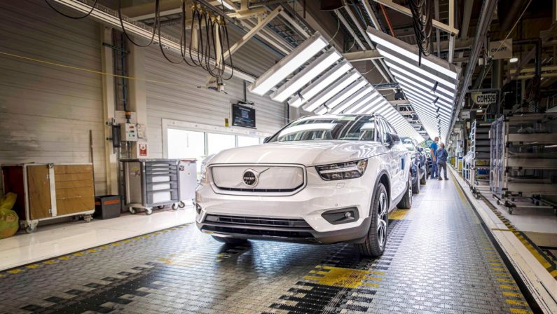 Volvo avvia produzione XC40 Recharge a trazione solo elettrica