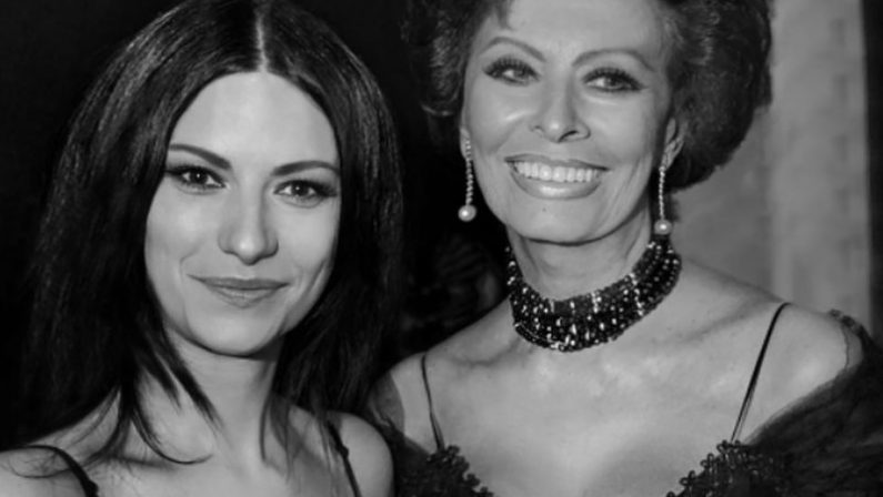 Laura Pausini, nel video “Io sì/Seen” il cameo di Sophia Loren