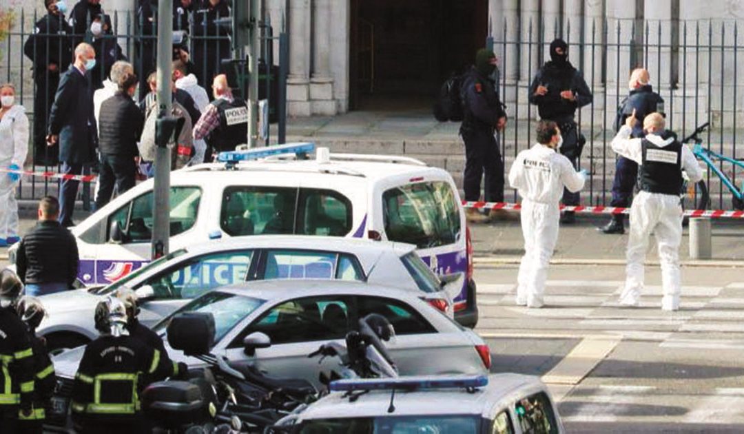 Immagini nei pressi del luogo dell'attentato a Nizza