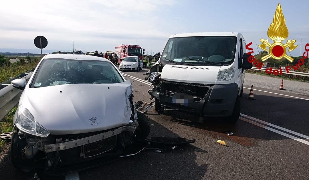 Sei feriti in un incidente stradale a Lamezia: coinvolte due auto e un furgone