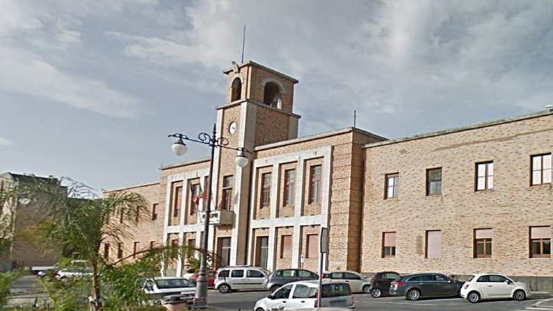 Ancora un dipendente comunale positivo al coronavirus: oggi chiuso per sanificazione il municipio di Vibo Valentia