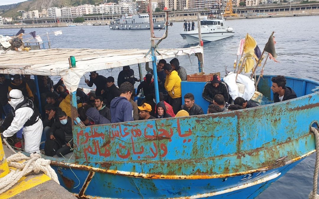 Uno sbarco di migranti in Calabria