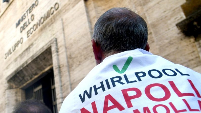 WHIRLPOOL CHIUDE A NAPOLI
SCONTRO TRA GOVERNO E AZIENDA