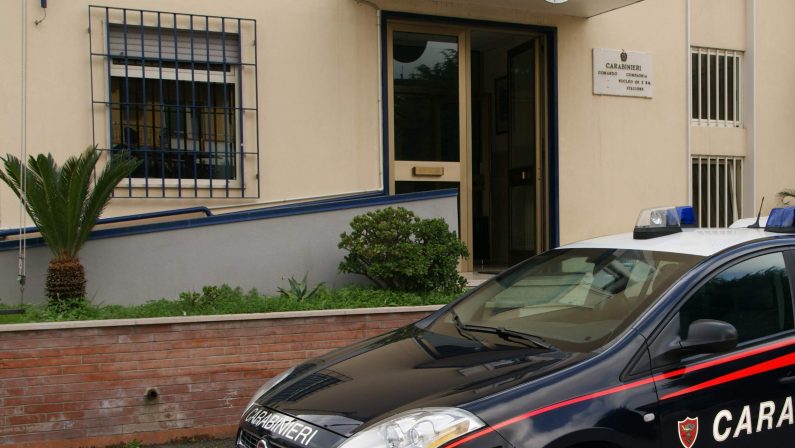 Tenta il suicidio in macchina: 70enne salvato in extremis dai carabinieri