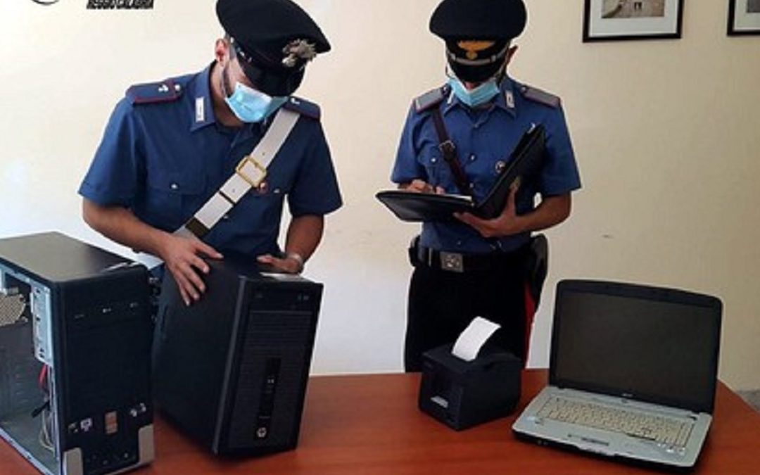 I carabinieri con i computer sequestrati