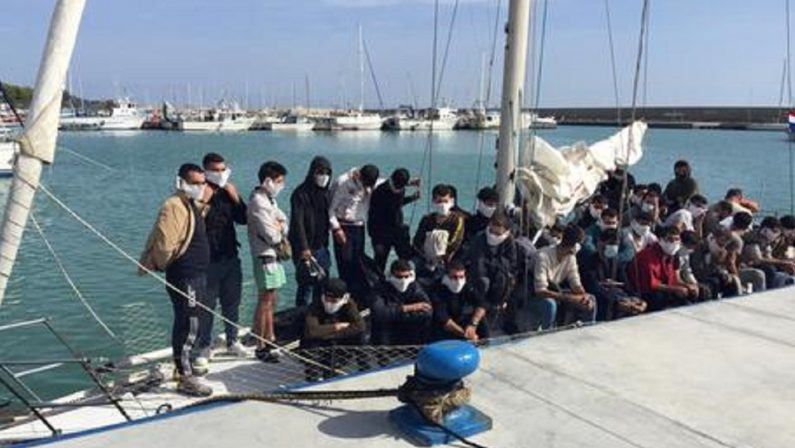Arrivati migranti soccorsi in mare, tante donne e bambini a Roccella Ionica