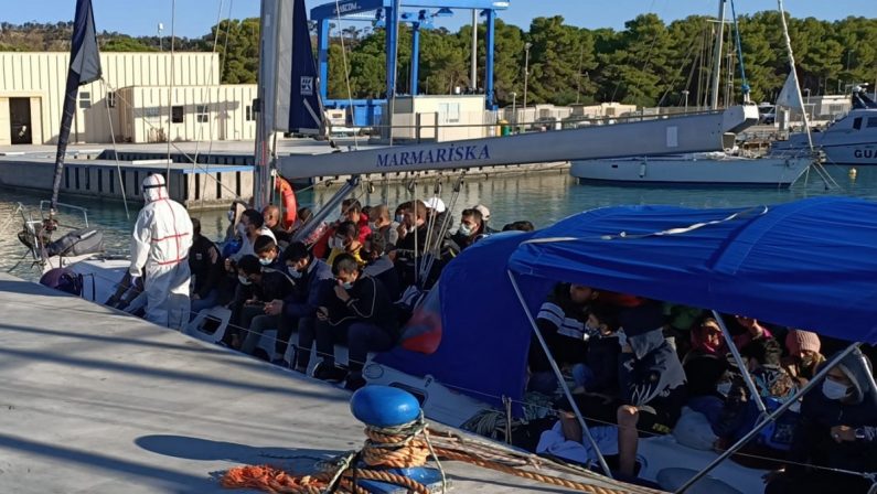 Barca a vela soccorsa nel Reggino, a bordo 98 migranti: avviata procedura anti Covid