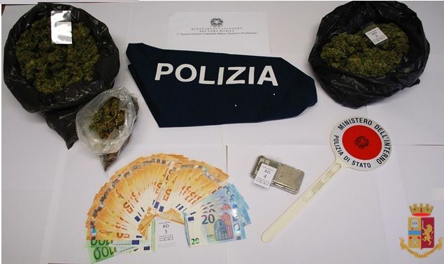 Droga, due arresti a Catanzaro: marijuana sul balcone e 500 dosi in casa
