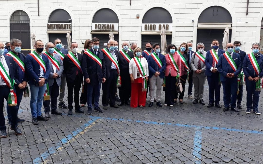 La delegazione di sindaci presente a Roma (foto pagina Facebook Ernesto Magorno)