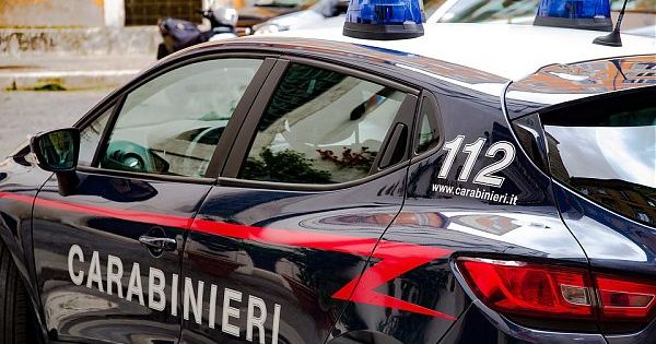 Durante la perquisizione dei carabinieri costringe la figlia a gettare la droga dal balcone: arrestato