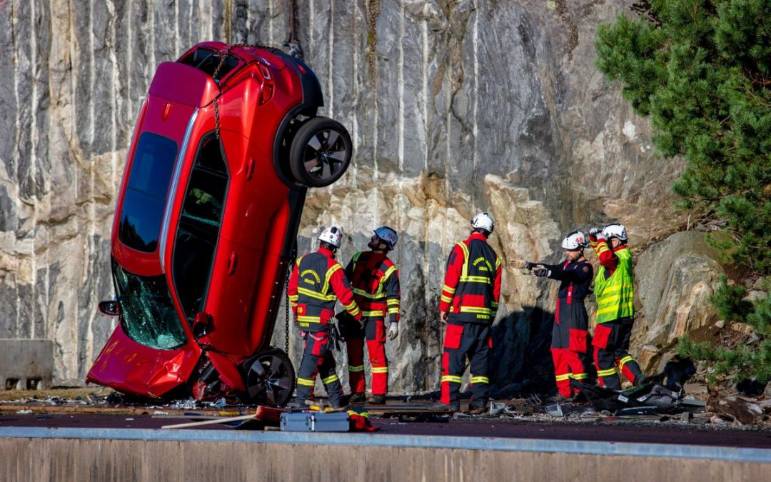 Volvo fa cadere auto da 30 metri per aiutare servizi di soccorso