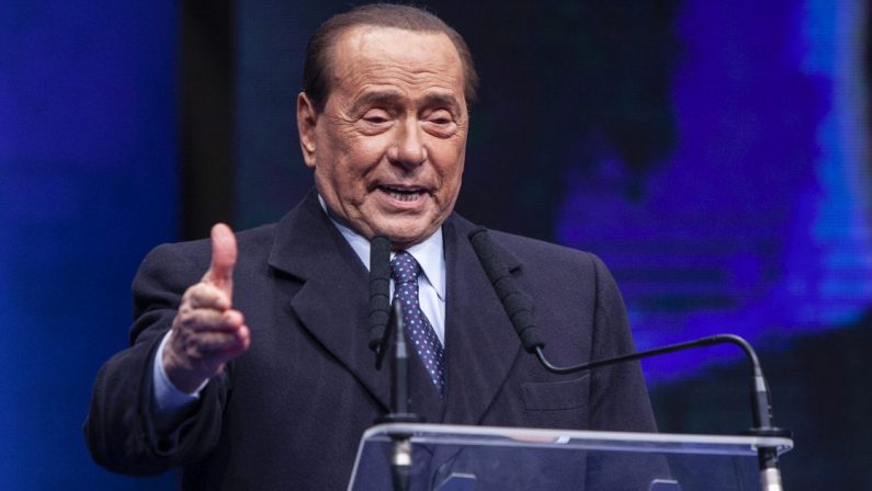 Berlusconi ricoverato al San Raffaele a Milano: «Controlli di routine»