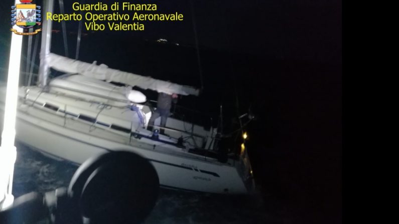 A Crotone sbarcati 52 migranti partiti dalla Turchia e arrivati dopo quattro giorni di navigazione