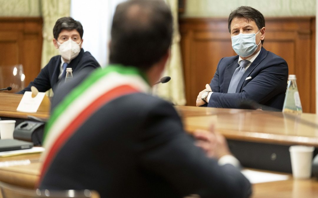 Il ministro Roberto Speranza e il premier Giuseppe Conte durante l'incontro con i sindaci calabresi