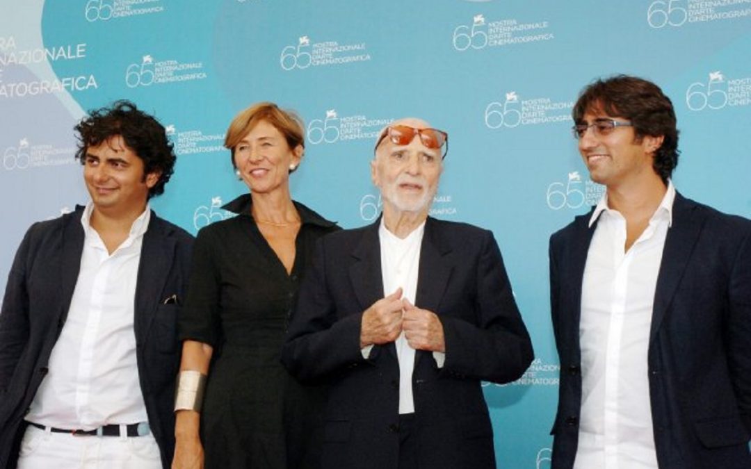 Gianvito Casadonte (primo da sinistra) il fratello Alessandro (utimo da sinistra) e Monicelli a Venezia