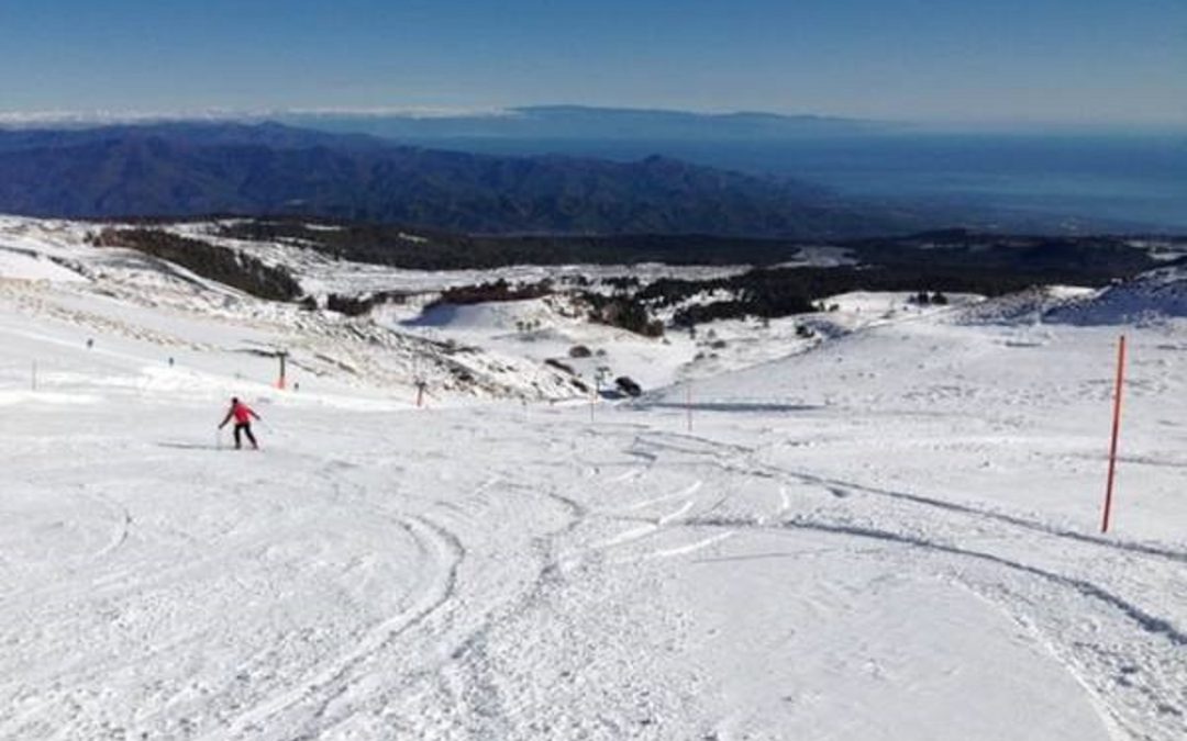 Le piste del comprensorio Etna Nord, nell’area sciistica di Piano Provenzana-Linguaglossa, con vista sullo Jonio