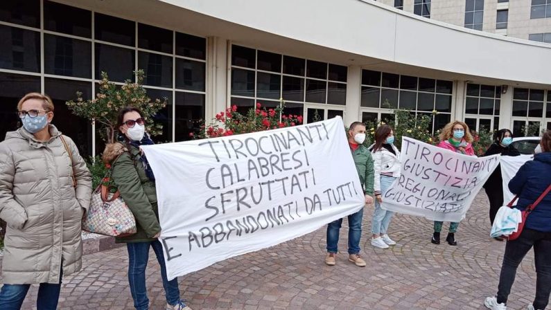 FOTO - Il ministro Boccia a Catanzaro, la protesta di sindacati, tirocinanti e operatori sanitari