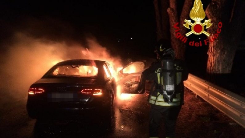 Automobile prende fuoco a Lamezia Terme, necessario l'intervento dei vigili del fuoco