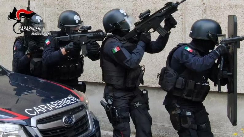 Barricato in casa per evitare controllo, blitz dei carabinieri a Reggio Calabria