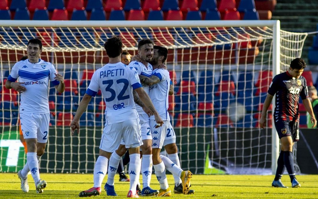 I giocatori del Brescia esultano dopo il gol dello 0-2