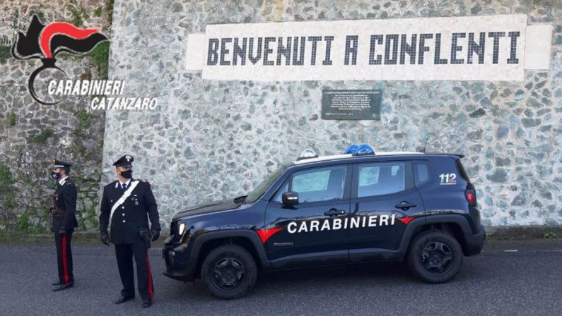 Anziana malmenata davanti casa, arrestata una coppia nel Catanzarese