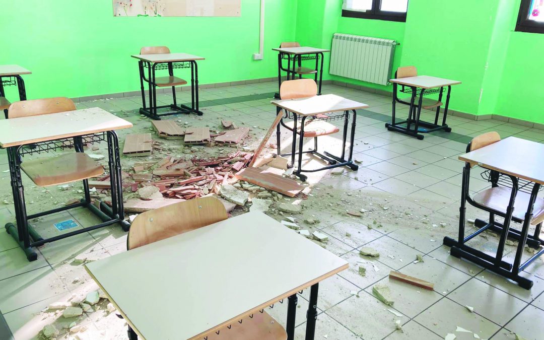 L’aula dell'istituto "De Stefano" dove è crollata parte del controsoffito (foto tratta dal profilo facebook del Comune di Anzi)