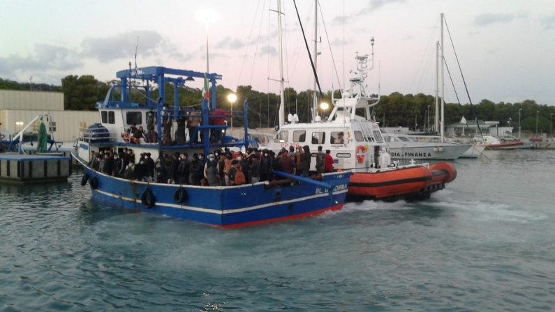 Migranti, peschereccio con 200 persone a bordo soccorso al largo delle coste reggine