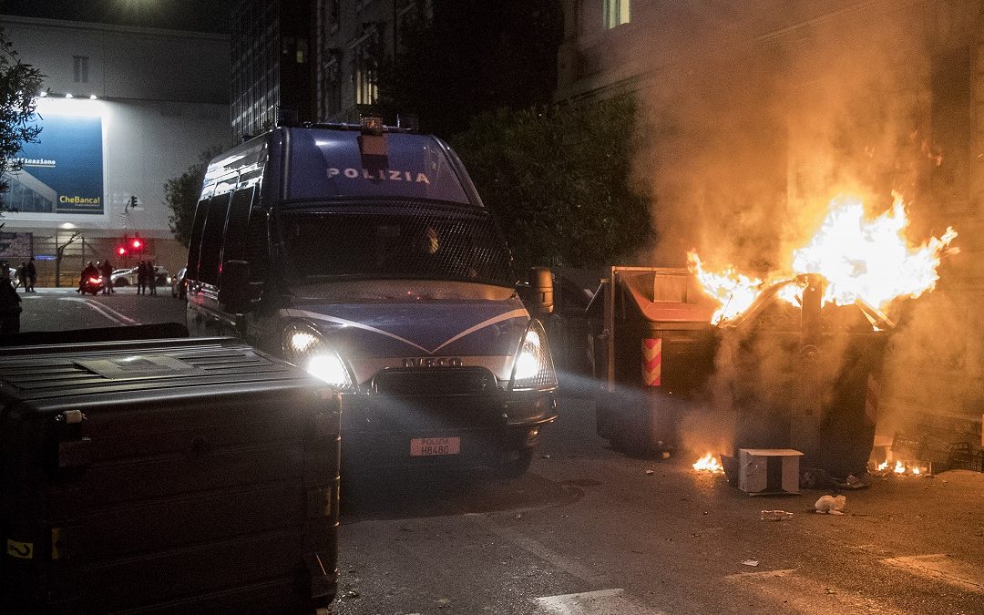 Gli scontri tra manifestanti e polizia durante le proteste a Roma