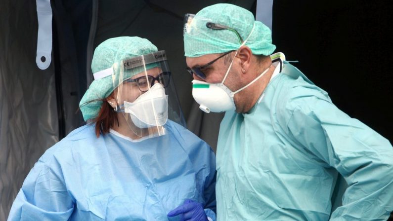 Covid, l'azienda ospedaliera di Cosenza a corto di infermieri: pubblicato un avviso
