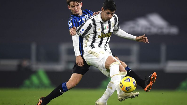 Freuler risponde a Chiesa e CR7 sbaglia penalty, Juve-Atalanta 1-1