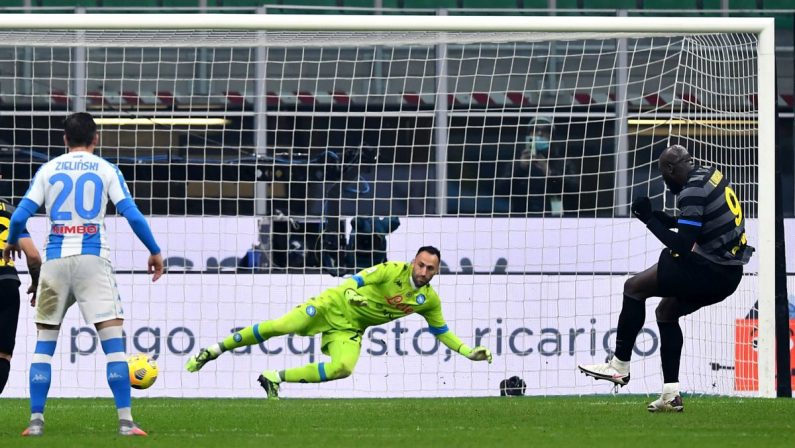 Pari Milan ma resta primo, Inter batte Napoli e va a -1