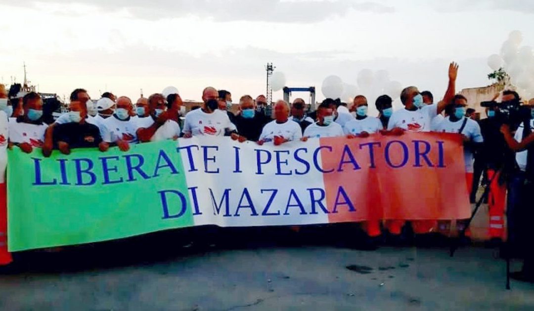 I familiari dei pescatori durante una manifestazione