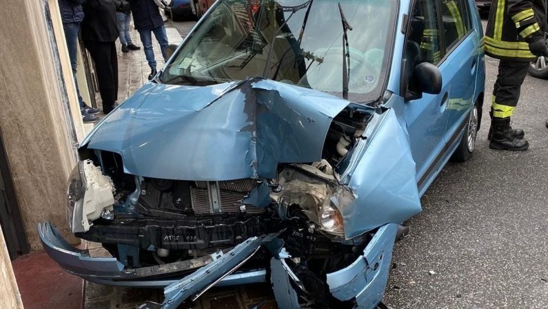 Grave incidente d'auto nel centro di Catanzaro: ferita alle gambe una donna anziana