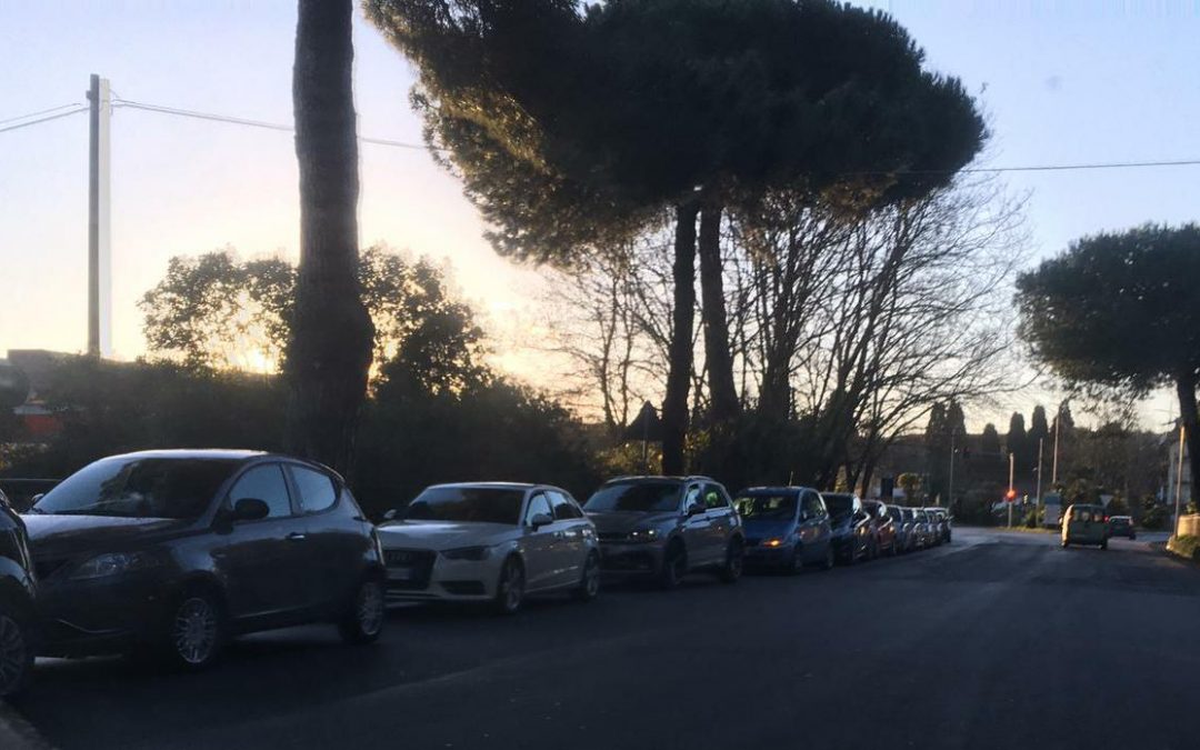 Auto in colonna per lo screening sulla popolazione di Piscopio