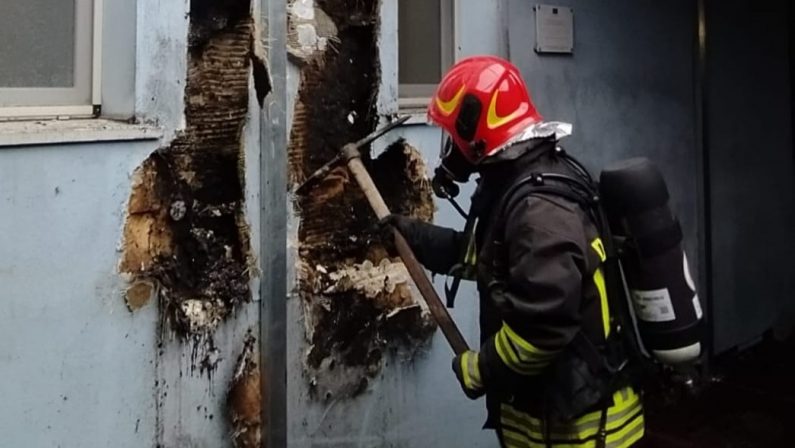 Principio di incendio all'ospedale di Crotone, domato dai vigili del fuoco