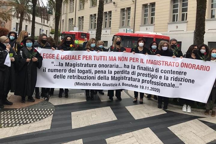 La protesta dei magistrati onorari in Calabria per «denunciare lo sfruttamento della categoria» 