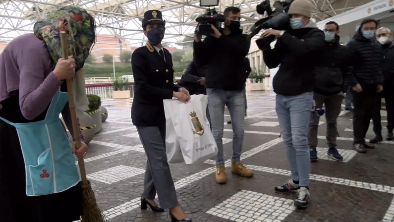 Befana Polizia porta doni e dolci ai bimbi del Gemelli